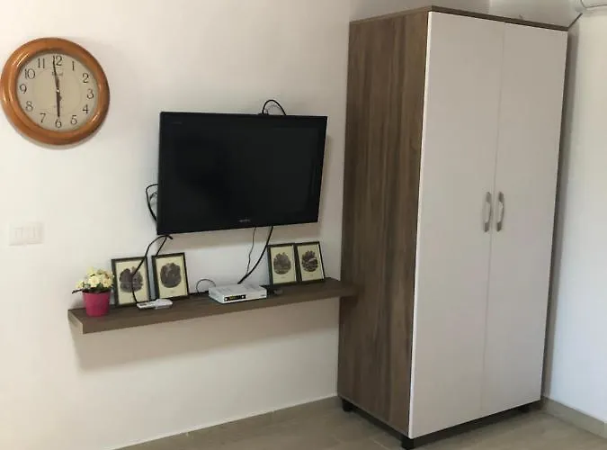 Olive House. בית הארחה